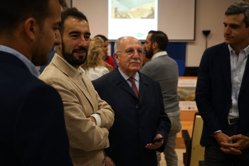 El profesor Afredo Morales, junto a jóvenes investigadores